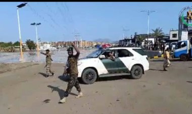 قوات الحزام الأمني تؤمّن مجرى السيول وتساند جهود الطوارئ في مديرية البريقة بالعاصمة عدن