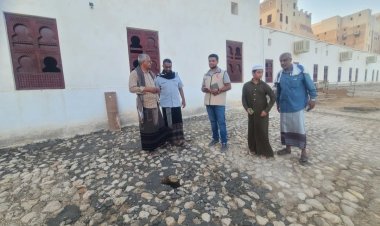 انتقالي شبام والهلال الأحمر الإماراتي يتفقدان مدرسة عبدالله بن سميط والمواقع المتضررة من الأمطار