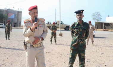 قائد المنطقة العسكرية الثانية يتفقد معسكر الكتيبة الخاصة ويشيد بجهودهم في حفظ الأمن وإسناد القوات الأمنية بالمكلا