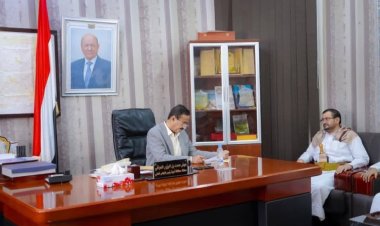 محافظ شبوة يناقش أوضاع مديرية عسيلان ويؤكد على أهمية تنفيذ المشاريع الخدمية لتعزيز التنمية