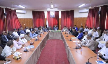 محافظ حضرموت يُعلن عن قرار الحكومة باعتماد مشروع استراتيجي مستدام "مصفاة لتكرير النفط الخام وصهاريج خزن ومنطقة حرة بالضبة لتعزيز التنمية الاقتصادية"