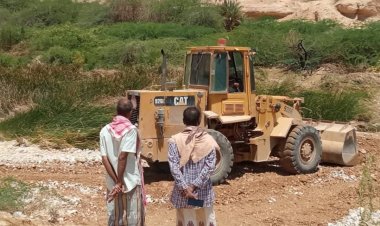 مكتب الأشغال بمديرية ساه يباشر في رفع مخلفات السيول وفتح الطرق المتضررة