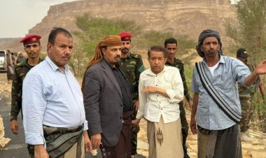 المحافظ بن ماضي يتفقد أضرار السيول ويتلمّس أحوال المواطنين بمديرية عمد