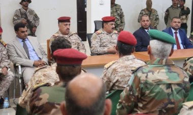 وزير الدفاع ومحافظ سقطرى يطلعان على جاهزية اللواء الأول مشاة بحري