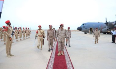 وزير الدفاع يصل المكلا ضمن جولة تشمل عدداً من المحافظات