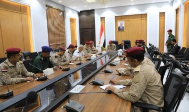 وزير الدفاع ومحافظ حضرموت يترأسان اجتماعاً موسعاً للجنة الأمنية بالمحافظة