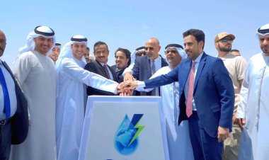 الرئيس الزُبيدي وسفير دولة الإمارات يفتتحون محطة الطاقة الشمسية في عتق