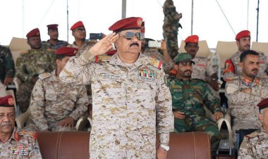 وزير الدفاع يشهد عرضاً عسكرياً مهيباً في المنطقة العسكرية الثانية بالمكلا