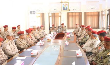 وزير الدفاع يعقد اجتماعاً موسعاً بقيادة المنطقة الثانية ويفتتح معهد تأهيل القادة