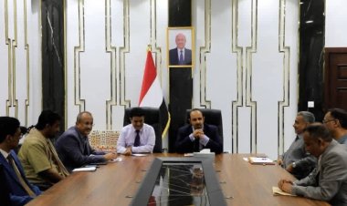 محافظ حضرموت ووزير النفط يناقشان الوضع التمويني للمشتقات النفطية بالمحافظة