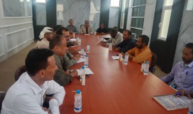 تنفيذي مديرية عتق يعقد اجتماعه الدوري لتعزيز جهود التنمية والخدمات في المديرية