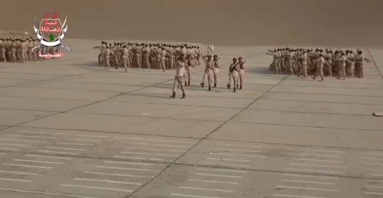 قوات العمالقة الجنوبية تشهد عرضًا عسكريًّا مهيبًا؛ لتخرج الدفعة الـ60 من منتسبيها