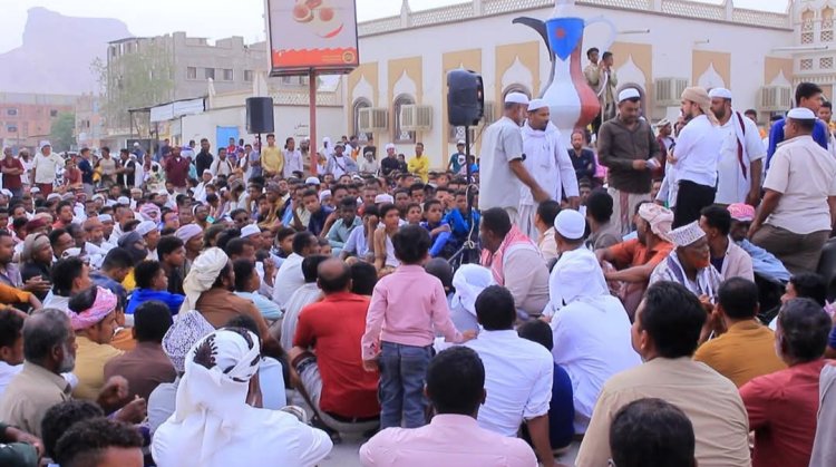 أهالي تريم ينظمون وقفة احتجاجية.. وأسرة الشهيد يادين تطالب بالعدالة ومحاسبة القتلة