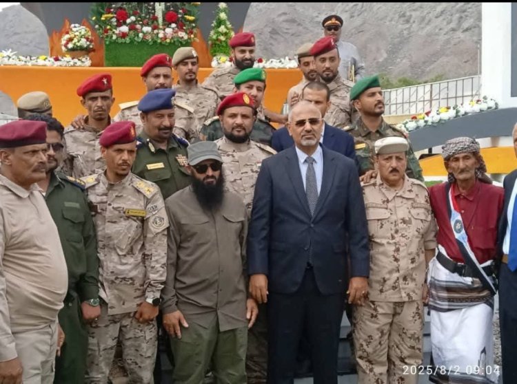 الرئيس الزُبيدي يحضر افتتاح النصب التذكاري للشهيد القائد البطل أبو اليمامة