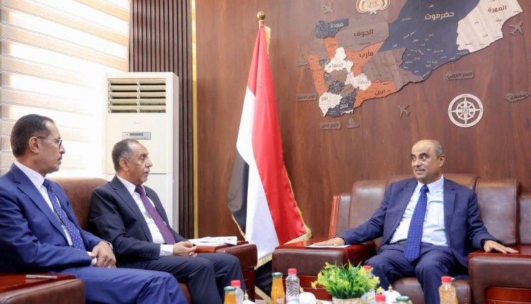 رئيس الوزراء يزور وزارة الصناعة والتجارة لمتابعة الرقابة على الأسعار ويؤكد أن انخفاض سعر الصرف يجب أن ينعكس مباشرة على أسعار السلع والخدمات