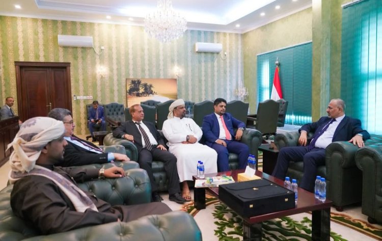 الرئيس الزُبيدي يطّلع على جهود قيادة جامعة المهرة في تطوير التعليم الأكاديمي بالمحافظة