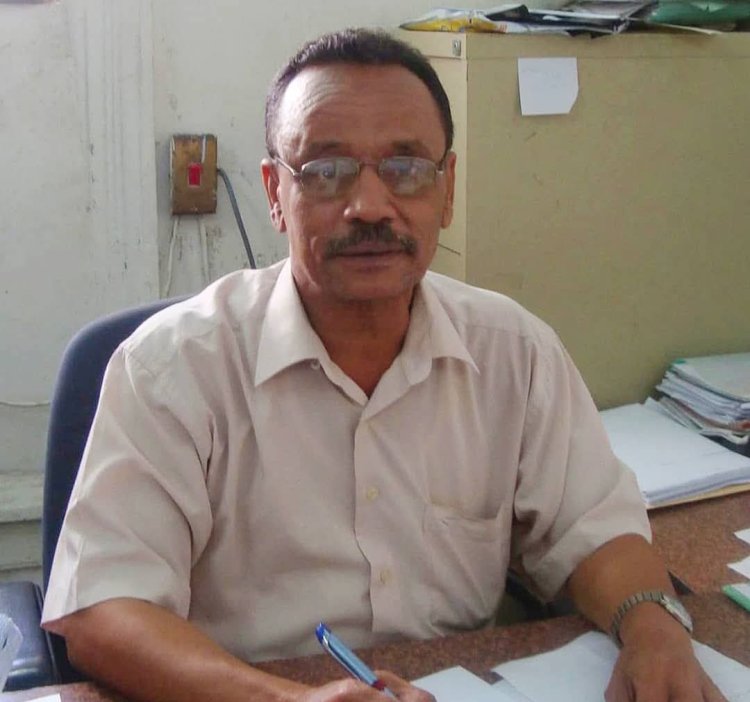 رئيس تنفيذية انتقالي حضرموت يعزي بوفاة الكادر الإداري أحمد سعيد عمر عمير