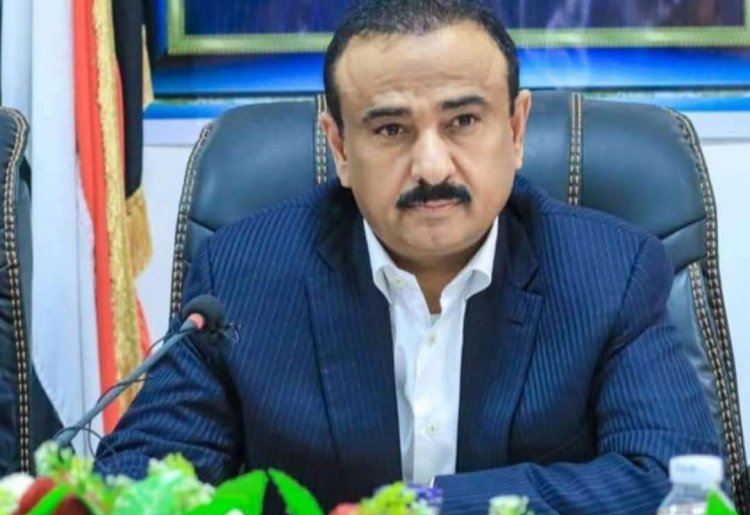 محافظ شبوة يعزي مدير عام مكتب وزارة النفط والمعادن في وفاة والدته.