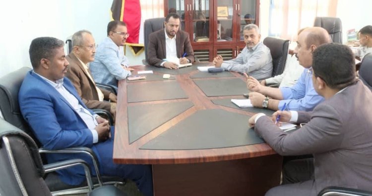 الوزير العكبري يرأس اجتماعاً بقيادة السلطة المحلية بحضرموت لمناقشة التحضيرات لإنطلاق العام الدراسي الجديد
