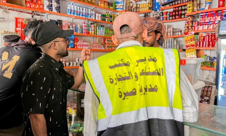 صيرة تغلق 6 محلات تجارية مخالفة ضمن حملة لضبط الأسعار بالعاصمة عدن