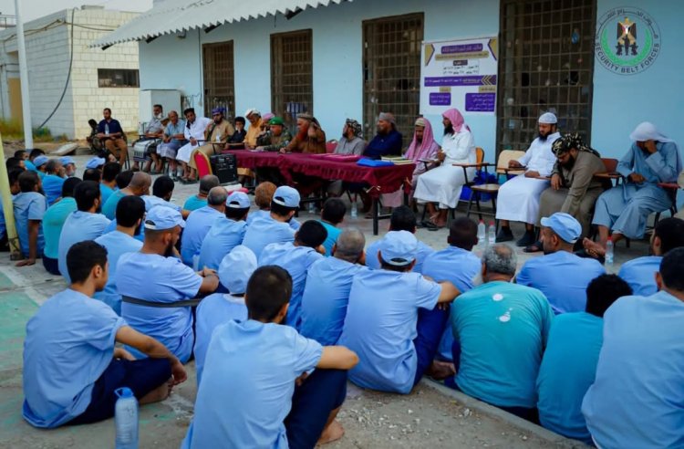 إصلاحية عدن المركزية تختتم دورة علمية لتحفيظ القرآن الكريم لـ(93) من النزلاء والنزيلات والعسكريات