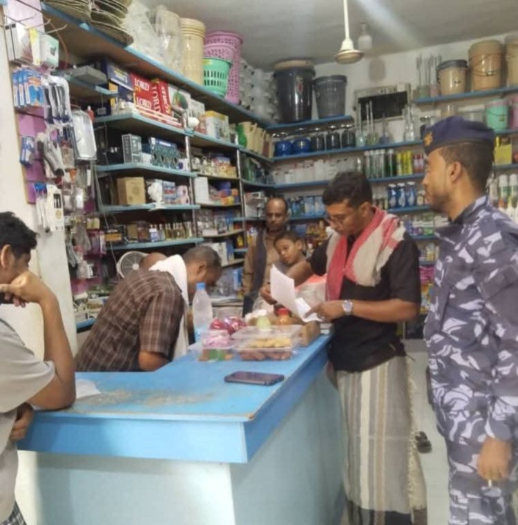 شرطة وادي حضرموت بالتنسيق مع مكاتب الصناعة والتجارة تنفذ حملة أمنية لضبط أسعار السلع في الأسواق المحلية في المديريات