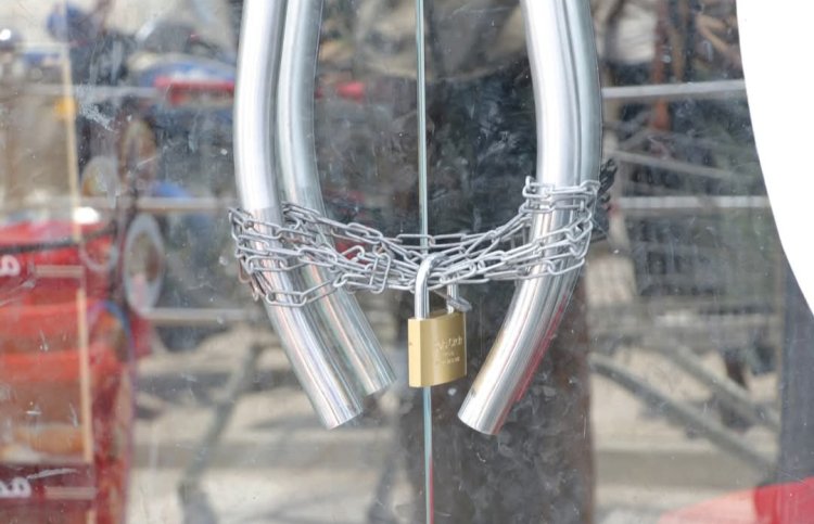 تزامنا مع تراجع سعر الصرف.. السلطة بالشحر تنفذ حملة ميدانية لضبط أسعار المواد الغذائية و تغلق عدد من المحال التجارية