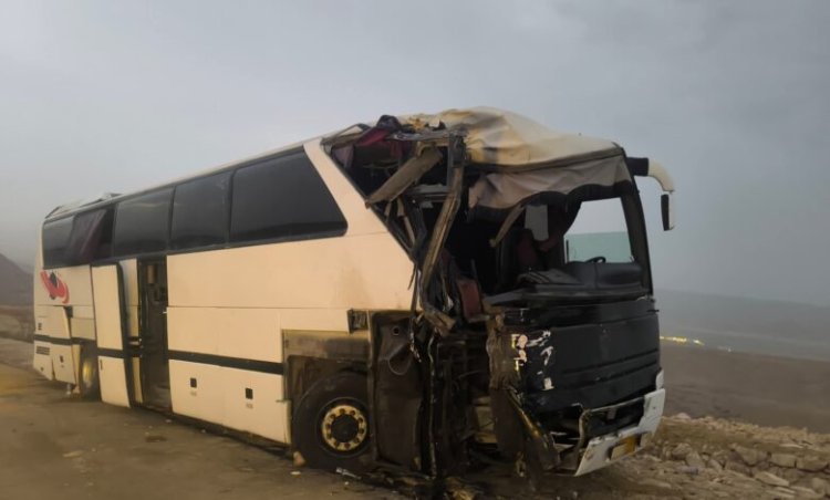 حادث مأساوي في عقبة عبدالله غريب إثر تصادم وجهاً لوجه بين باصين للنقل الجماعي