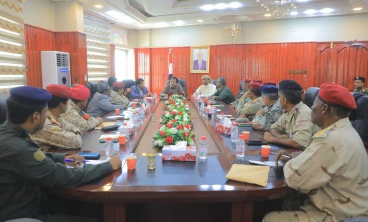 محافظ المهرة يترأس اجتماع اللجنة الأمنية ويشدد على رفع الجاهزية وتعزيز التنسيق المشترك