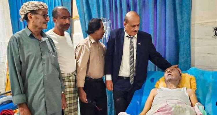 فريق من الجمعية الوطنية يطمئن على صحة العميد سالم باشادي بأحد مشافي العاصمة عدن