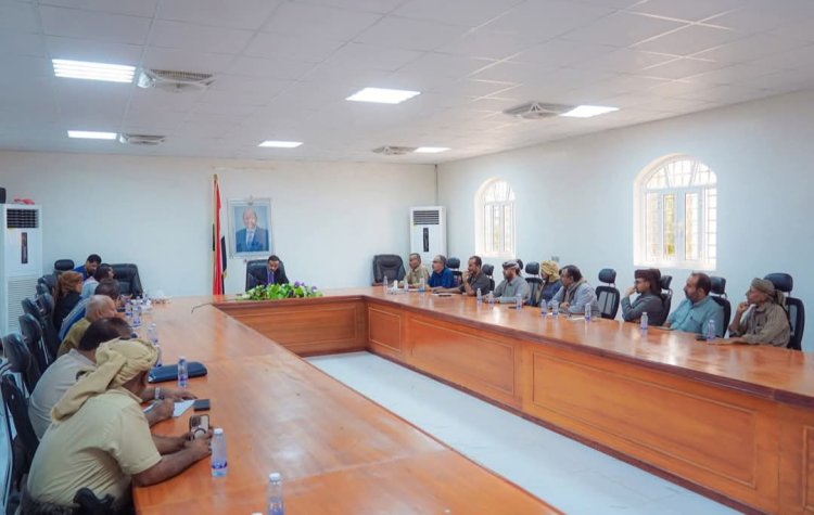 محافظ شبوة ومدير عام الشرطة يؤكدان على حماية مصالح المواطنين ويشددان على التنسيق لمواجهة التحديات الاقتصادية