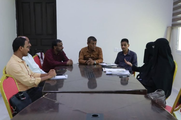 السلطة المحلية بمديرية الشحر تلتقي قيادة مؤسسة كل البنات للتنمية لمناقشة مشروع الأمن الغذائي والحماية للفئات الضعيفة