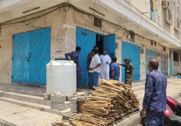 مكتب الصناعة والتجارة وهيئة المواصفات تضبطان مخالفين وتغلقان محال تجارية بالمكلا بمساندة الأجهزة الأمنية