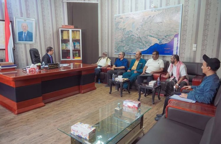 محافظ شبوة يلتقي بعدد من مدراء عموم المديريات وذلك لمناقشة الأوضاع وتطوير الخدمات