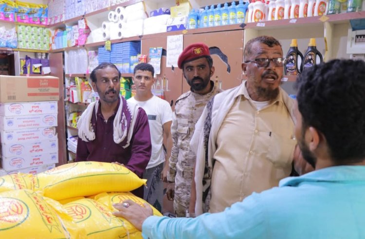 اللجنة الرقابية الميدانية تواصل نزولاتها على المحال التجارية بالشحر و تغلق عدد من المحال المخالفة