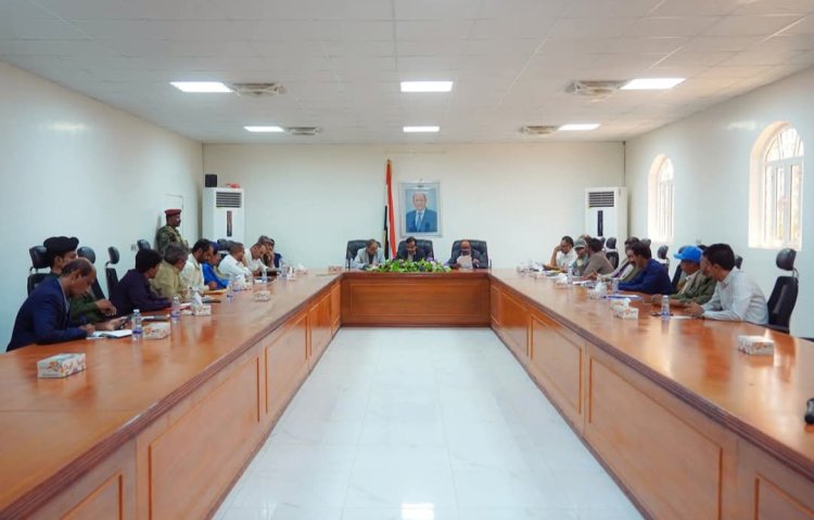 محافظ شبوة يترأس اجتماعًا موسعًا لمديري المكاتب والجهات الإيرادية ويتخذ إجراءات صارمة لتعزيز التحصيل المالي