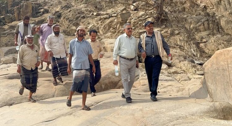 بتوجيه من الوزير السقطري والمحافظ تُركي.  وكيل وزارة الزراعة والأسماك ومدير مشروع الأشغال ينفذان زيارة ميدانية لوادي ذر بلحج ويعتمدان حاجز مائي