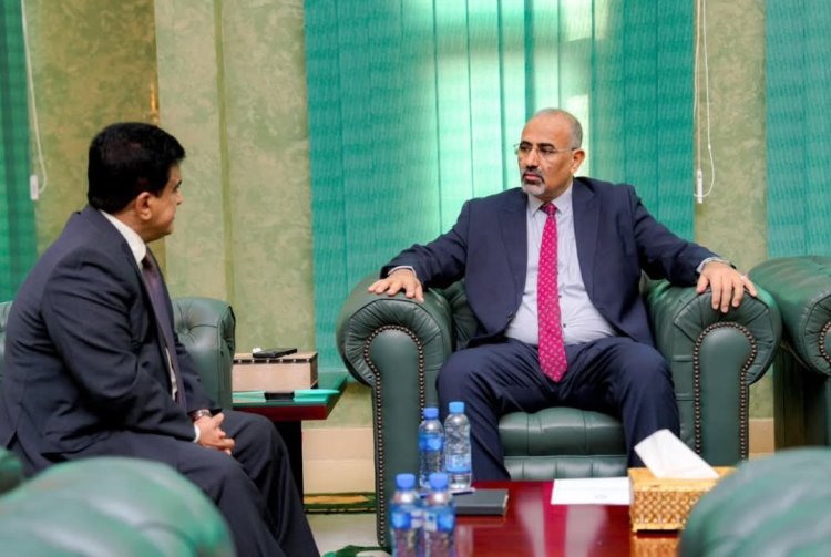 الرئيس الزُبيدي يطّلع من وزير النفط على جهود تشغيل مصافي عدن وتأمين وقود الكهرباء