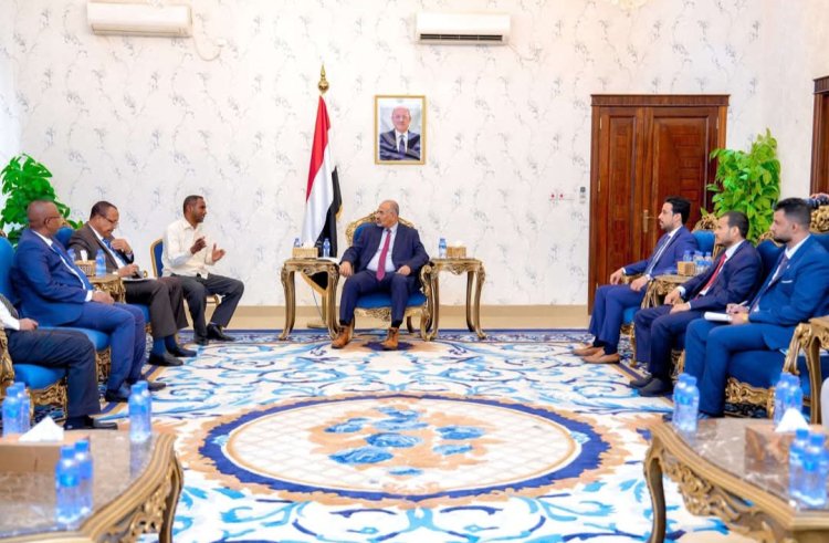 الرئيس الزُبيدي يُحذر من تنامي التخادم بين مليشيا الحوثي وحركة الشباب الصومالية وتنظيم القاعدة