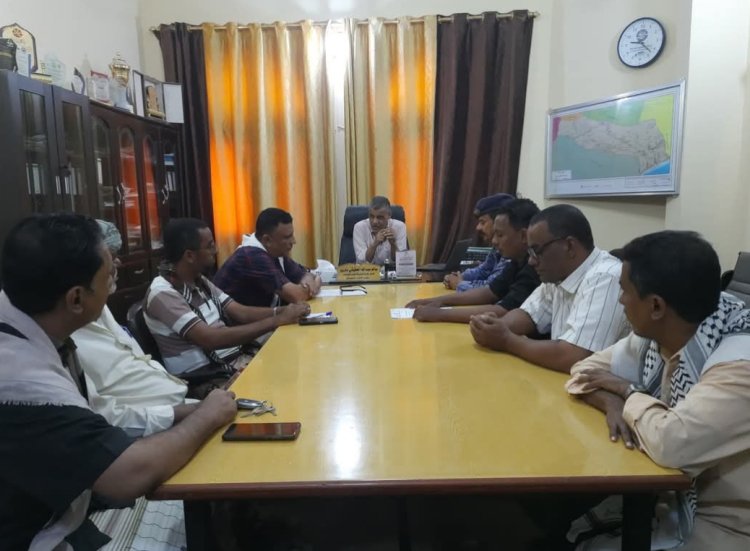 المدير العام لغيل باوزير يجتمع بلجنتي ضبط الأسعار لمناقشة تقارير النزولات الميدانية ونتائجها