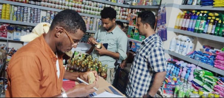 اللجنة الرقابية على الاسعار بالشحر تغلق 9 محلات تجارية وتضبط طن ونص من المواد الغذائية المنتهية الصلاحية