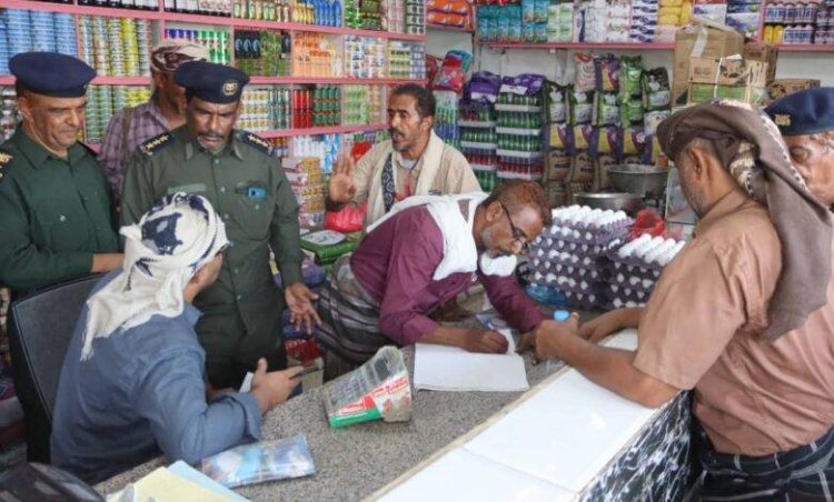 انتقالي المحفد والسلطة المحلية يواصلان نزولهما على أسواق المحال التجارية والخضار والأسماك لضبط أسعارها بالمديرية