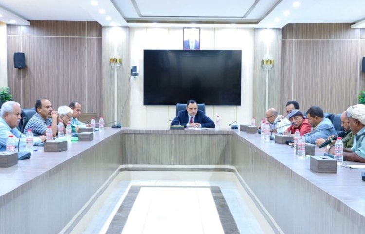 الوزير السقطري يلتقي رئيس هيئة المصائد ورؤساء الجمعيات السمكية في سقطرى