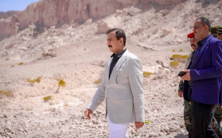 محافظ شبوة يتفقد سير العمل في مشروع البئر الارتوازية لقرى خليفة بعتق