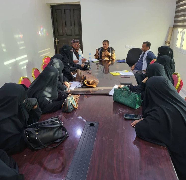 المدير العام لمديرية الشحر يلتقي بحرائر الشحر  ويؤكد على العمل الجاد لمعالجة مطالبهن