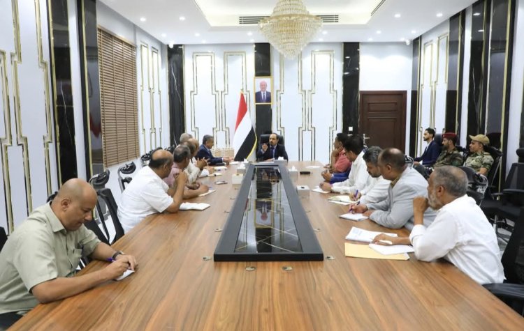 محافظ حضرموت يوجه بتكثيف الحملات الميدانية لمراقبة وضبط أسعار السلع في الأسواق ويؤكد أن التلاعب بقوت المواطنين أمر مرفوض تماماً