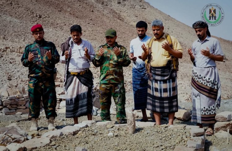 تزامناً مع الذكرى الثانية لاستشهاده… قيادات في الحزام الأمني تزور قبر الشهيد القائد عبداللطيف السيد