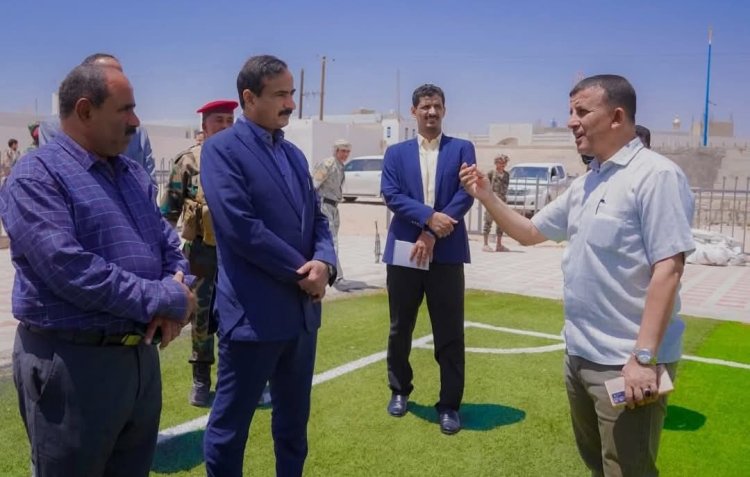 محافظ شبوة يتفقد ملعب الفقيد الخليفي ونادي التضامن ويجدد التزامه بدعم القطاعين الشبابي والرياضي