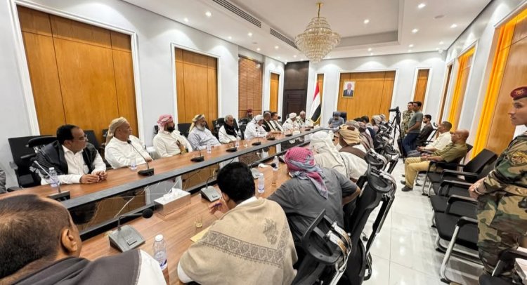 محافظ حضرموت ومرجعية قبائل حضرموت يؤكدان على وحدة الصف والعمل المشترك ومساندة خطوات دولة رئيس الوزراء ومحافظ البنك المركزي