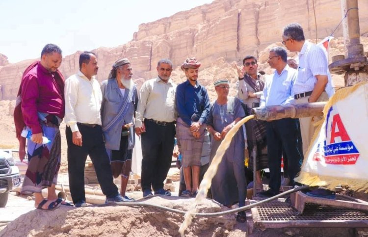 برعاية محافظ شبوة.. تدشين مشروع بئر مياه لقرى خليفة والقرى المجاورة في مديرية عتق